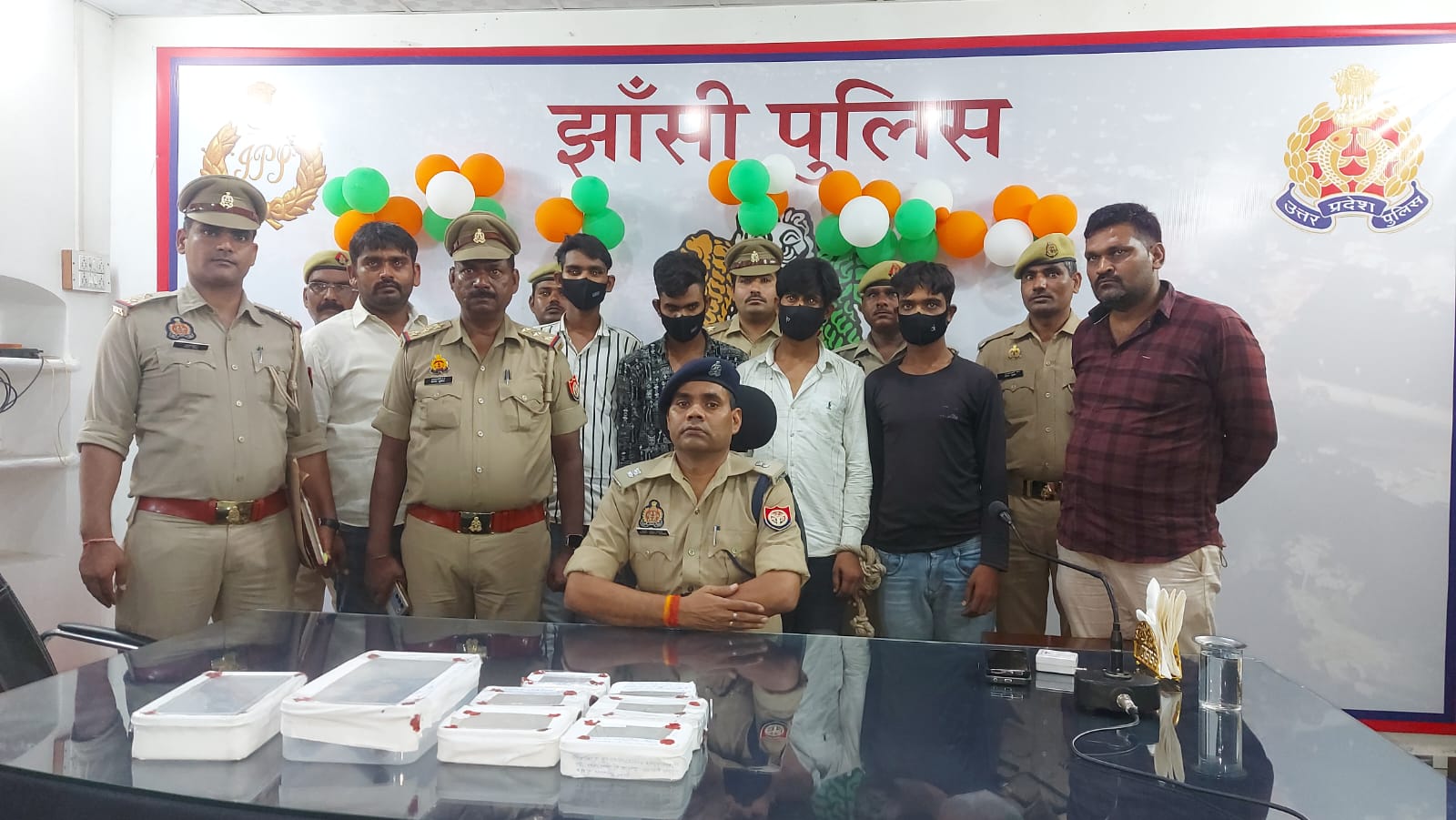 खुलासा करते एसपी ग्रामीण व पुलिस गिरफ्त में लुटेरे खुलासा करते एसपी ग्रामीण व पुलिस गिरफ्त में लुटेरे