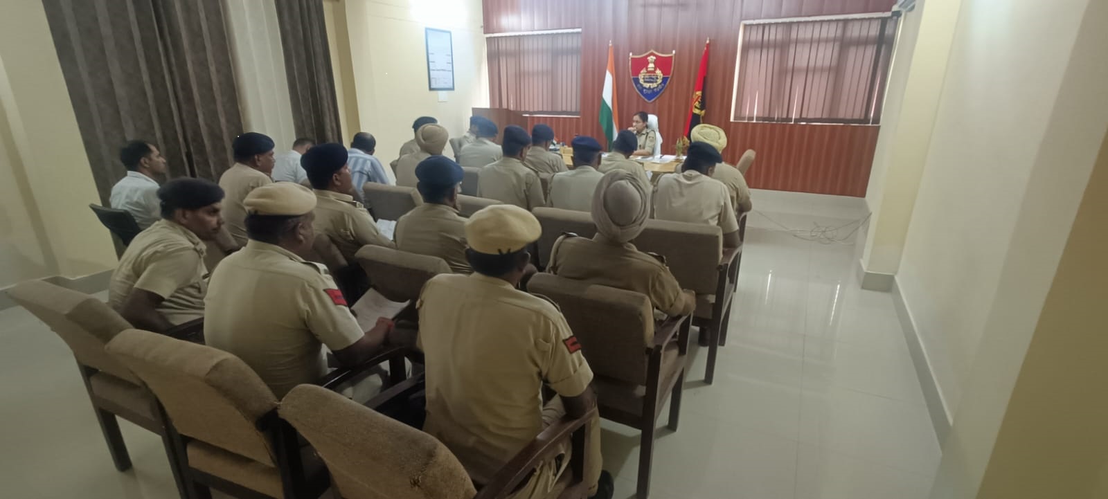 महत्वपूर्ण बिंदुओं पर सभी पर्यवेक्षण अधिकारियों और थाना प्रबंधकों निर्देश दिए महत्वपूर्ण बिंदुओं पर सभी पर्यवेक्षण अधिकारियों और थाना प्रबंधकों निर्देश दिए