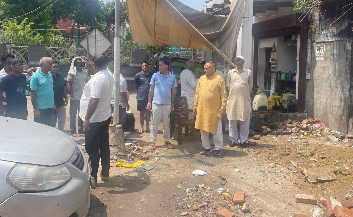 30 Snp-5 सोनीपत: पूर्व मुख्यमंत्री के मीडिया सलाहकार राजीव जैन लोगों को समस्या के समाधान का आश्वासन देते हुए। 30 Snp-5 सोनीपत: पूर्व मुख्यमंत्री के मीडिया सलाहकार राजीव जैन लोगों को समस्या के समाधान का आश्वासन देते हुए।