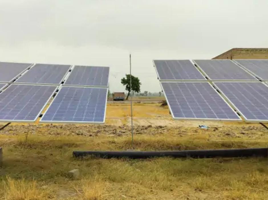 तूफान से खेत में टूटी प्लेटें तूफान से खेत में टूटी प्लेटें
