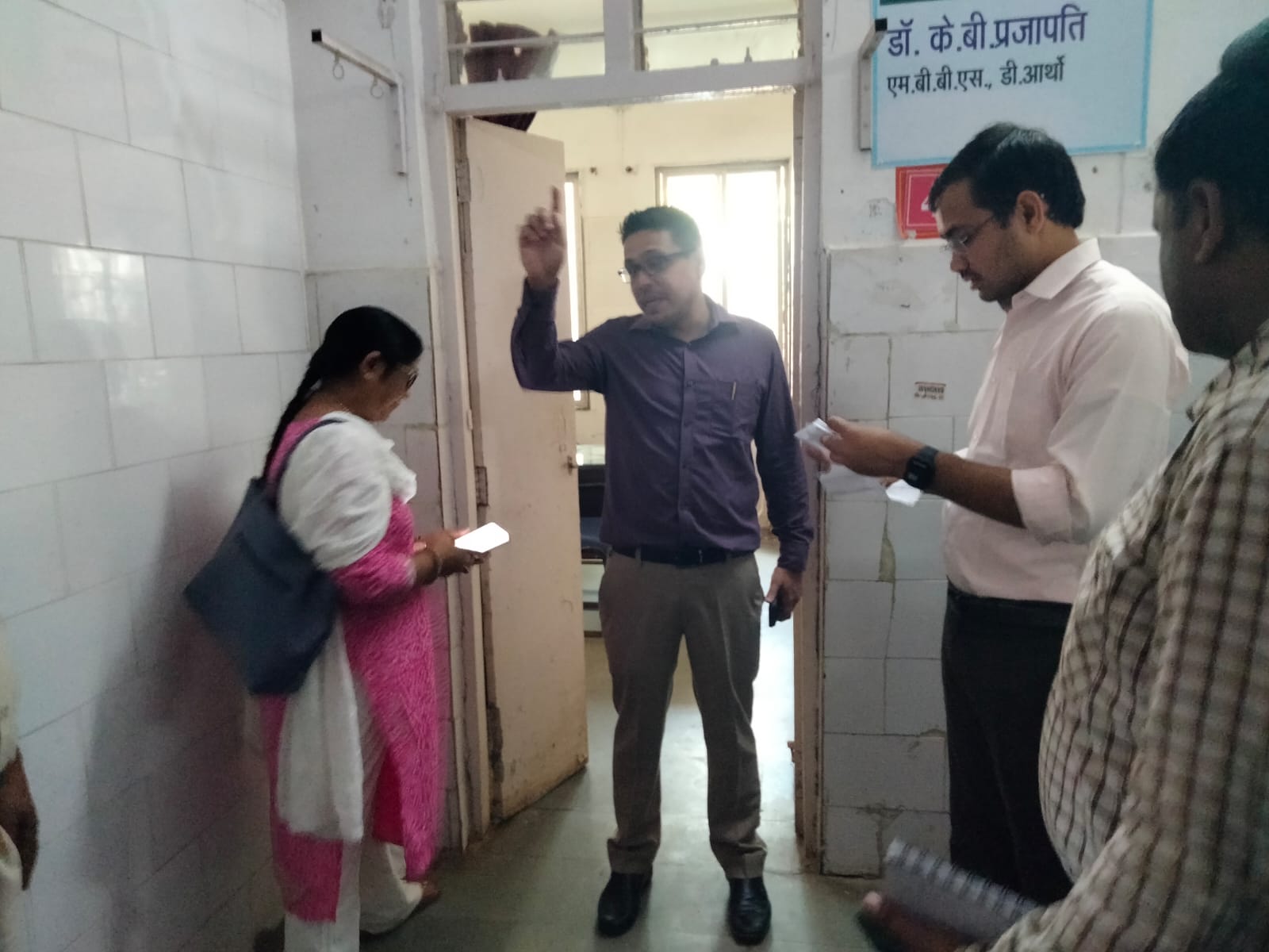 अनुपस्थित आर्थोपेडिक सर्जन पर सिविल सर्जन को फटकार लगाते कलेक्टर अनुपस्थित आर्थोपेडिक सर्जन पर सिविल सर्जन को फटकार लगाते कलेक्टर