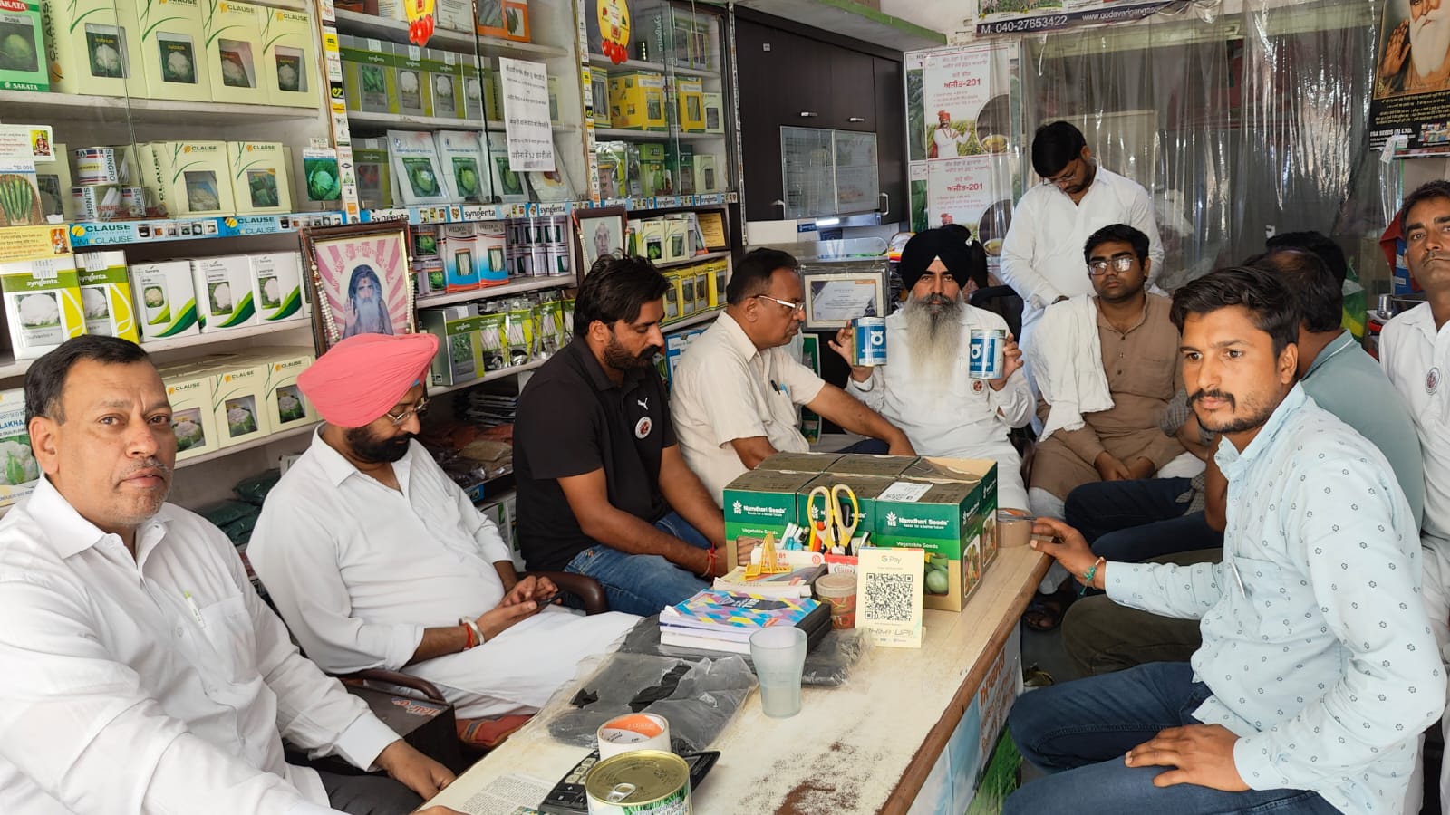 दुकान पर बैठे भारतीय किसान एकता संगठन के सदस्य, रैपर बदली बीज का पैकिट दखाते हुए। दुकान पर बैठे भारतीय किसान एकता संगठन के सदस्य, रैपर बदली बीज का पैकिट दखाते हुए।