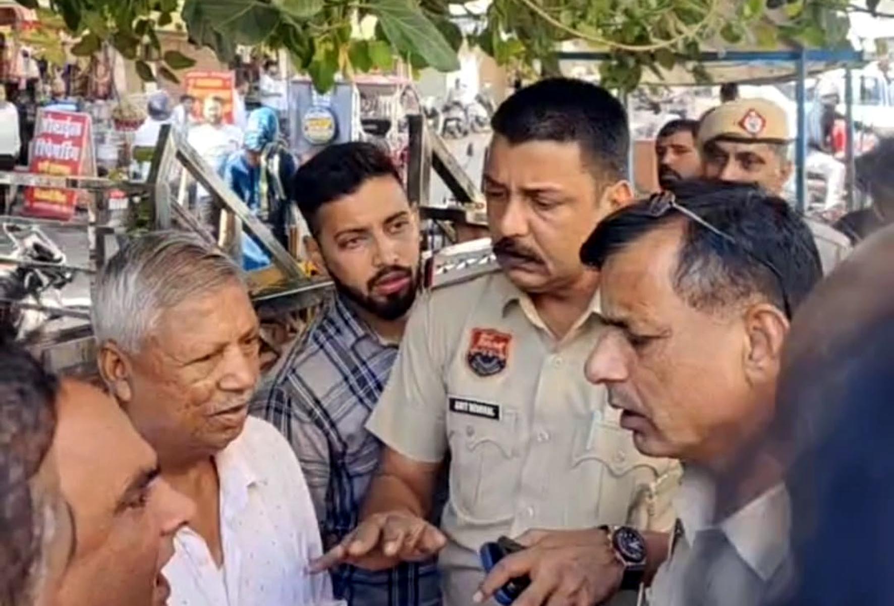 मौके पर बातचीत करते पुलिस अधिकारी। मौके पर बातचीत करते पुलिस अधिकारी।