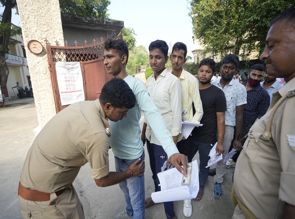 परीक्षा केंद्र के बाहर चेकिंग करते सुरक्षा कर्मी परीक्षा केंद्र के बाहर चेकिंग करते सुरक्षा कर्मी