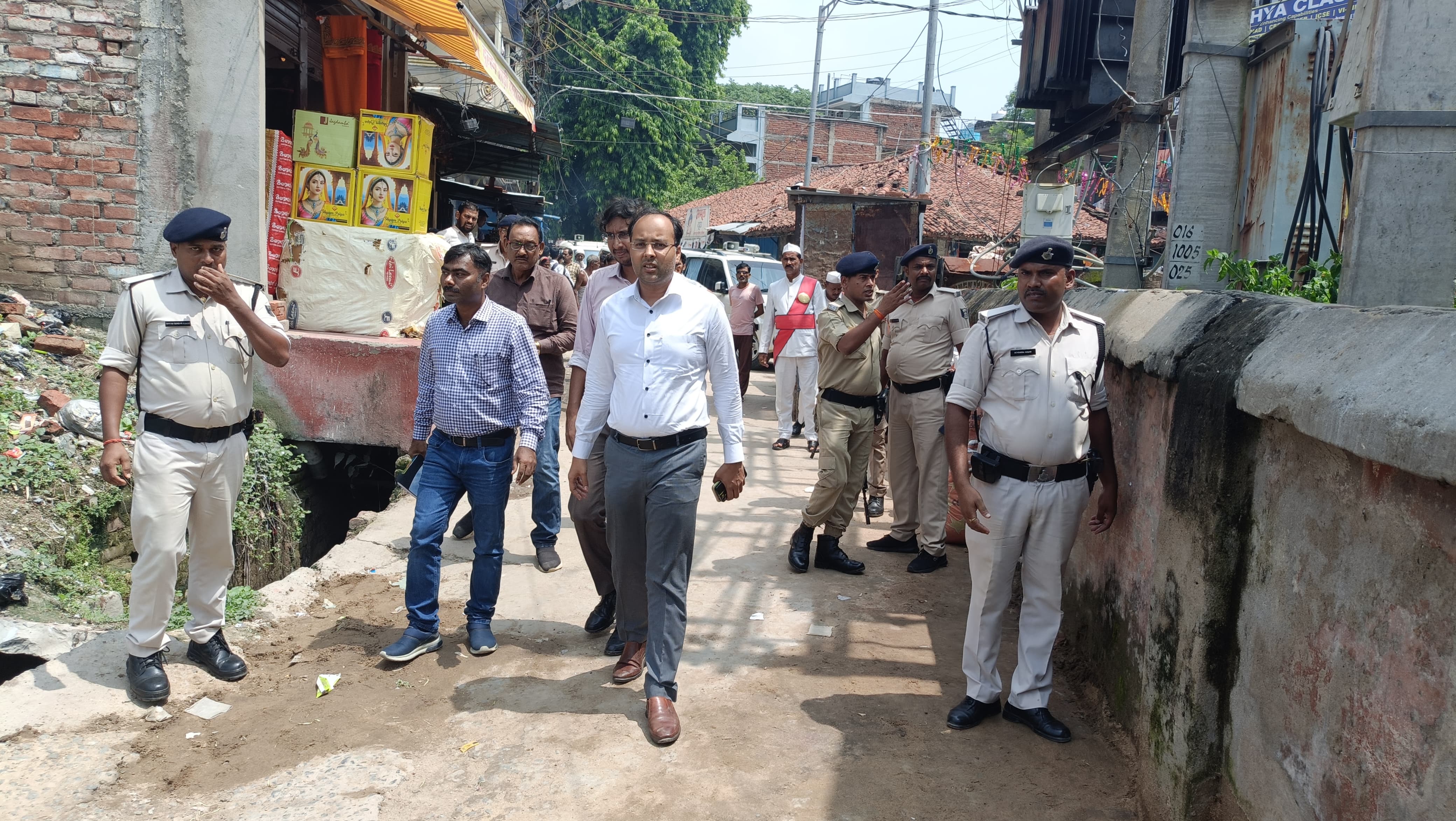 घटना कि जांच करती पुलिस घटना कि जांच करती पुलिस