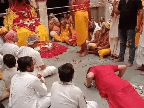 महंत राघवाचार्य के निधन के बाद राजस्थान के कई साधु-संत और राजनेता उनके अंतिम दर्शन के लिए पहुंचे। महंत राघवाचार्य के निधन के बाद राजस्थान के कई साधु-संत और राजनेता उनके अंतिम दर्शन के लिए पहुंचे।