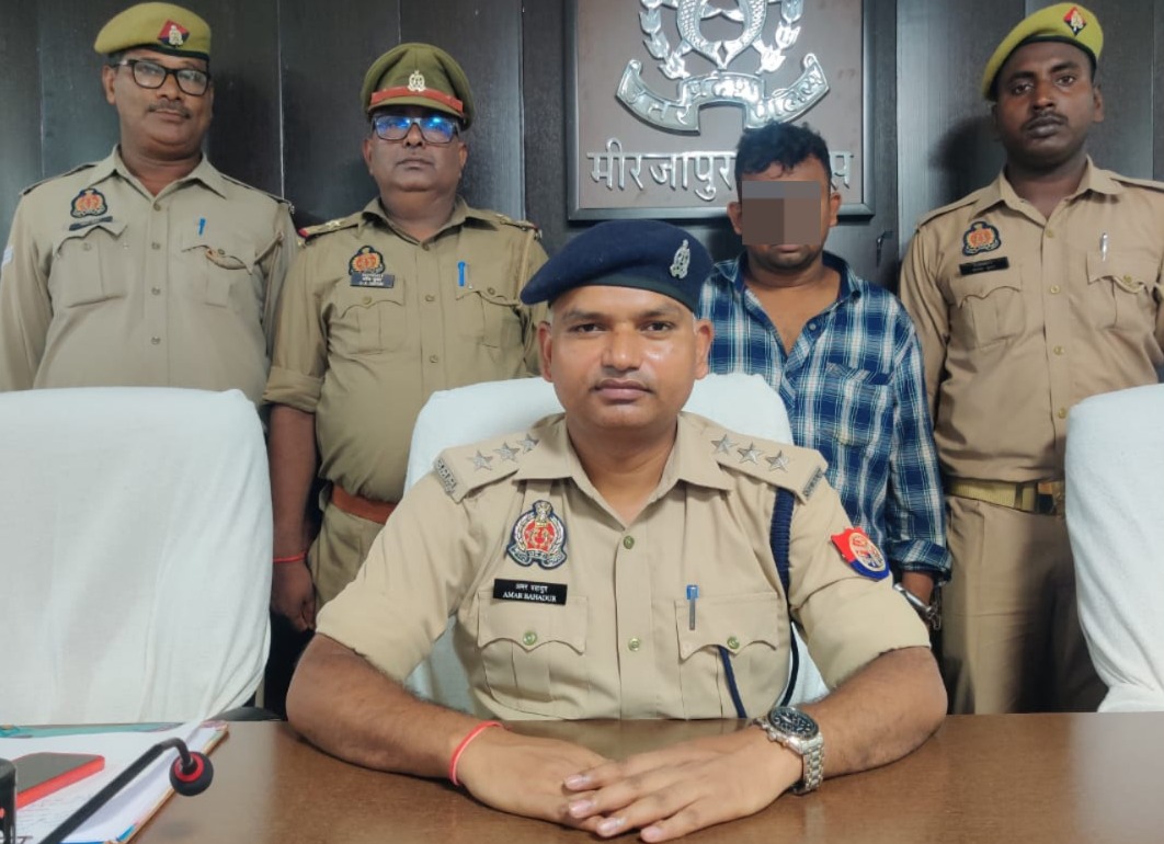 गिरफ्तार गांजा तस्कर के साथ क्षेत्राधिकारी लालगंज अमर बहादुर गिरफ्तार गांजा तस्कर के साथ क्षेत्राधिकारी लालगंज अमर बहादुर