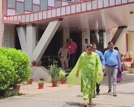 निरीक्षण कर परीक्षा केंद्र से लाैटती जिलाधिकारी प्रियंका निरंजन निरीक्षण कर परीक्षा केंद्र से लाैटती जिलाधिकारी प्रियंका निरंजन