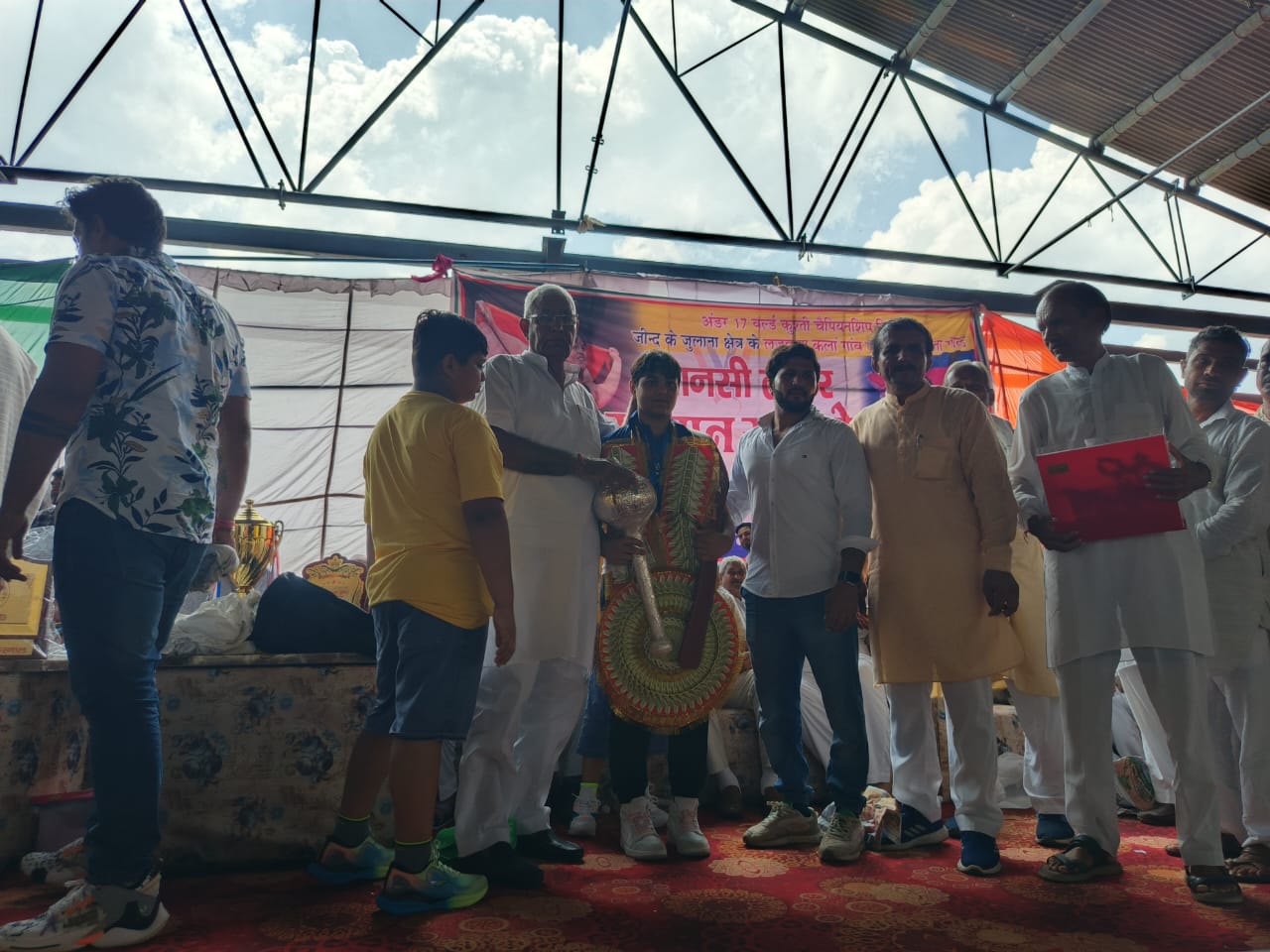 विजेता पहलवान मानसी लाठर को सम्मानित करते समाजसेवी डा. समुंद्र लाठर। विजेता पहलवान मानसी लाठर को सम्मानित करते समाजसेवी डा. समुंद्र लाठर।