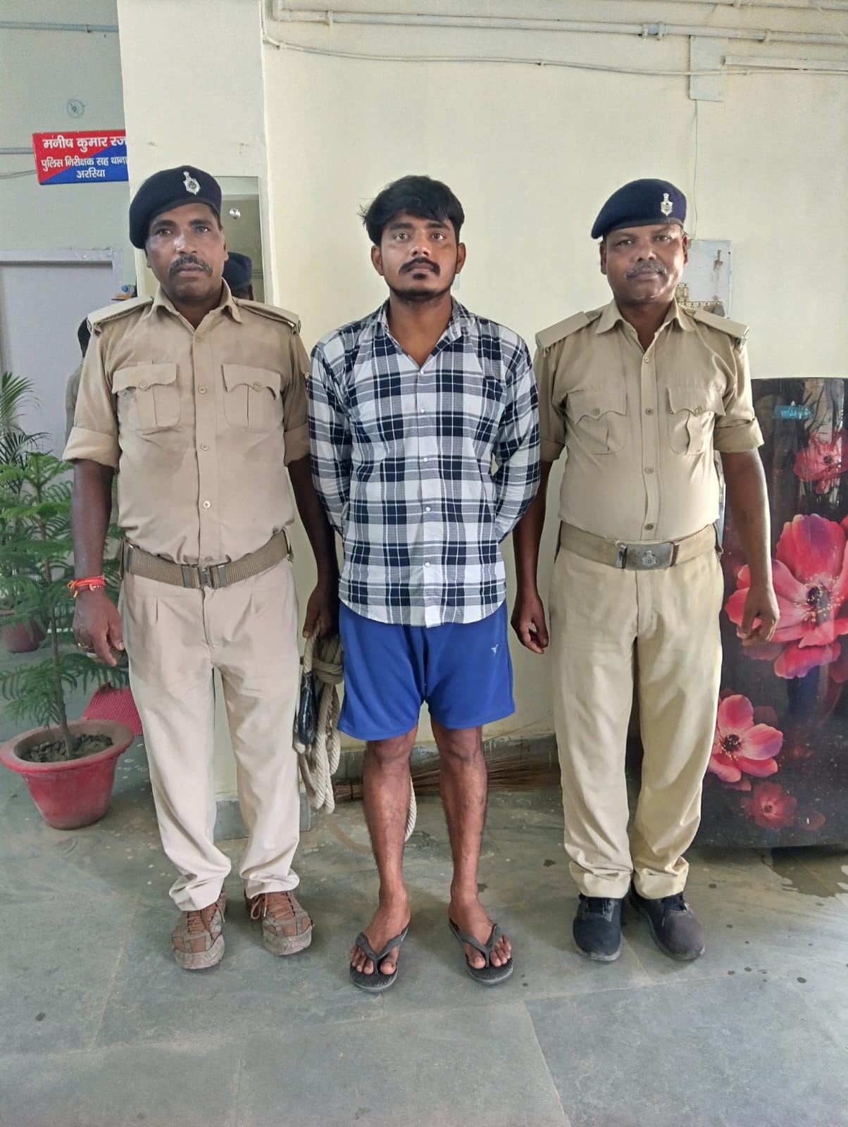अररिया फोटो:गिरफ्तार अभियुक्त पुलिस कस्टडी में अररिया फोटो:गिरफ्तार अभियुक्त पुलिस कस्टडी में