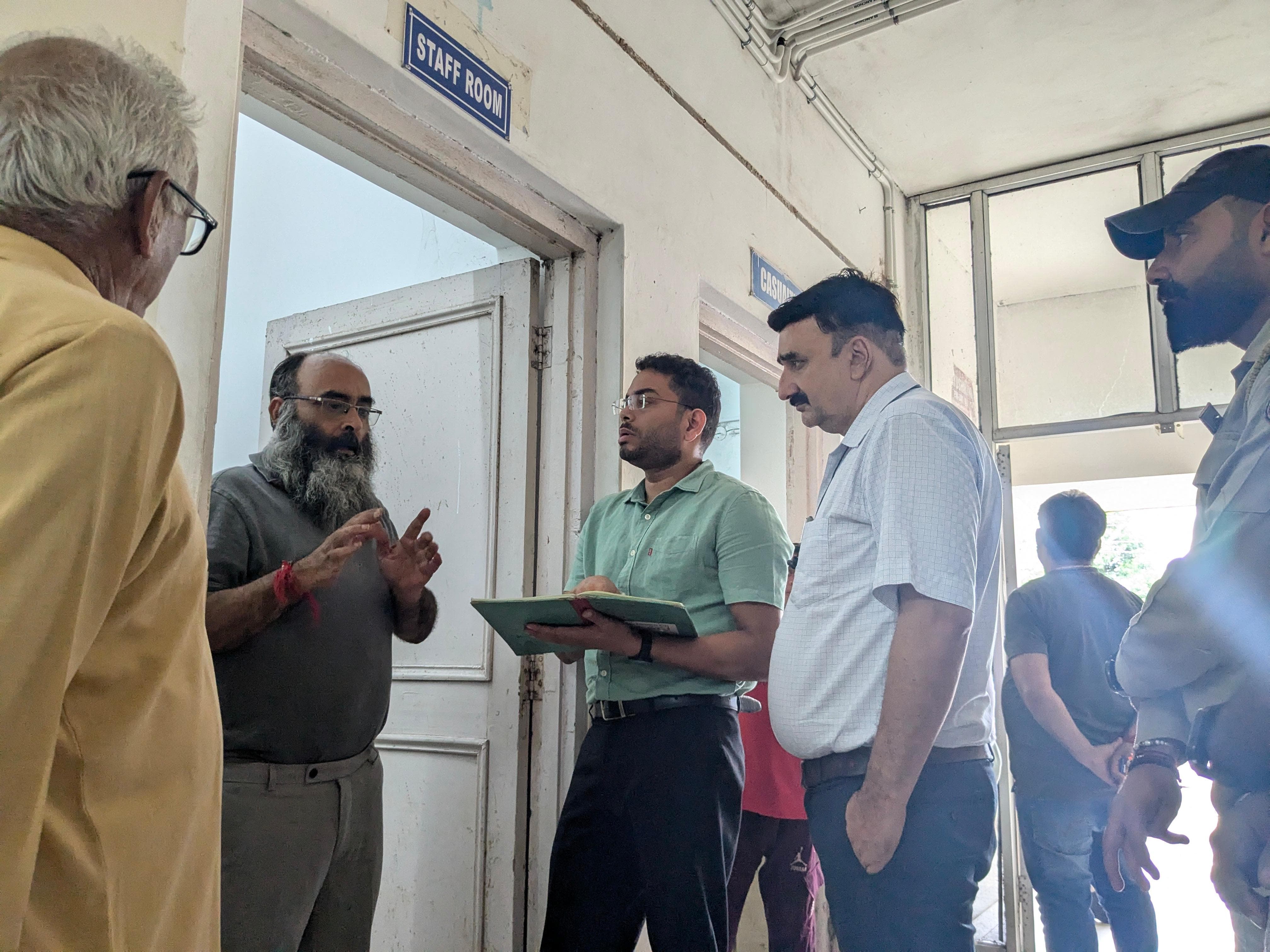 उपायुक्त जम्मू ने अनुपस्थित स्वास्थ्य कर्मचारियों से स्पष्टीकरण मांगा उपायुक्त जम्मू ने अनुपस्थित स्वास्थ्य कर्मचारियों से स्पष्टीकरण मांगा