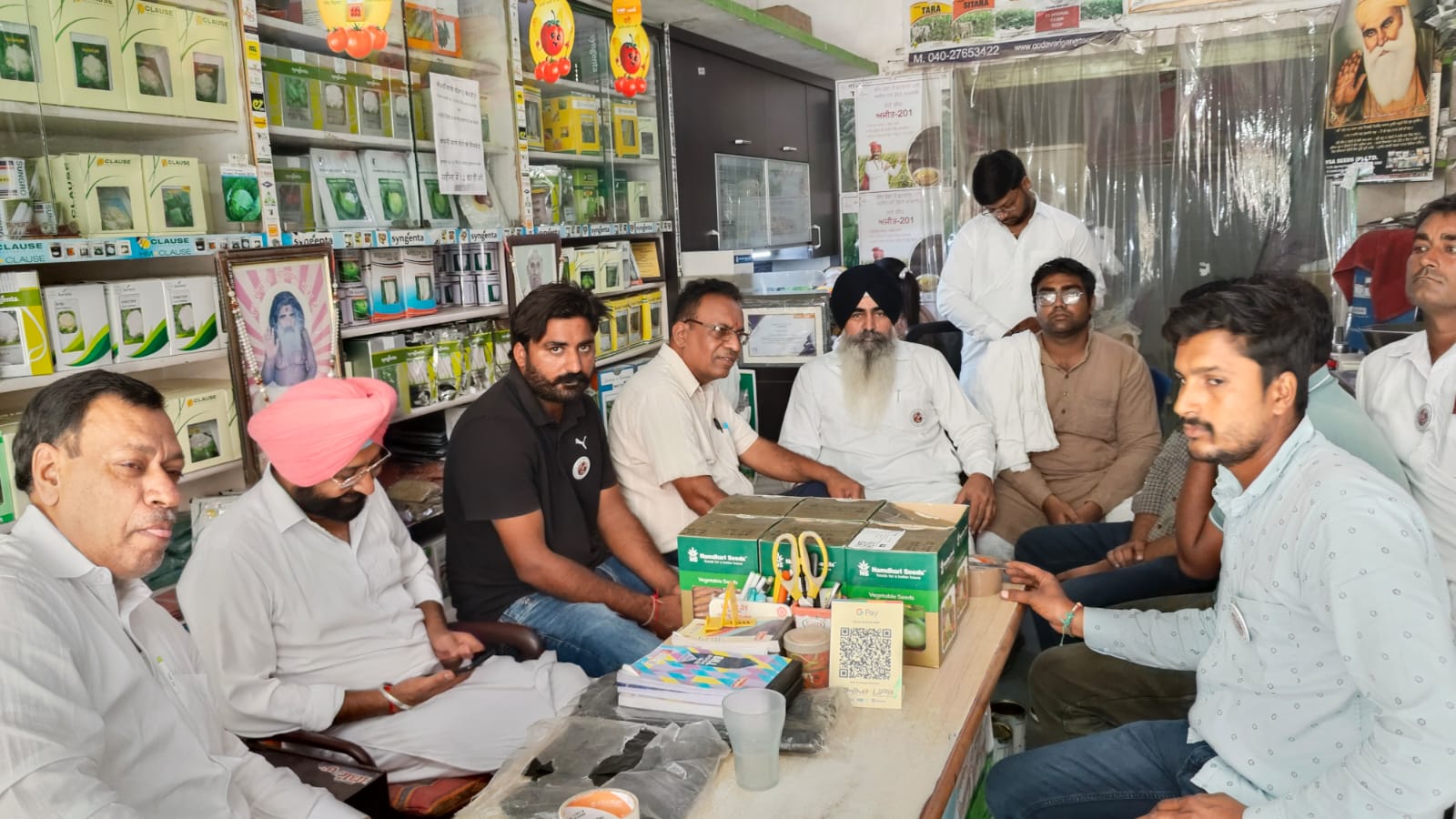 दुकान पर बैठे भारतीय किसान एकता संगठन के सदस्य, रैपर बदली बीज का पैकिट दखाते हुए। दुकान पर बैठे भारतीय किसान एकता संगठन के सदस्य, रैपर बदली बीज का पैकिट दखाते हुए।