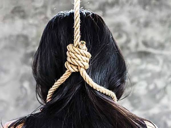पंखे से लटक विवाहिता ने दी जान पंखे से लटक विवाहिता ने दी जान