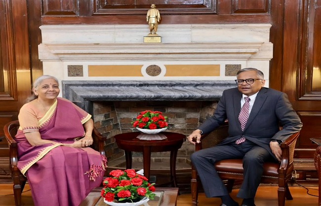 वित्त मंत्री से मुलाकात करते टाटा संस के चेयरमैन एन. चंद्रशेखरन वित्त मंत्री से मुलाकात करते टाटा संस के चेयरमैन एन. चंद्रशेखरन
