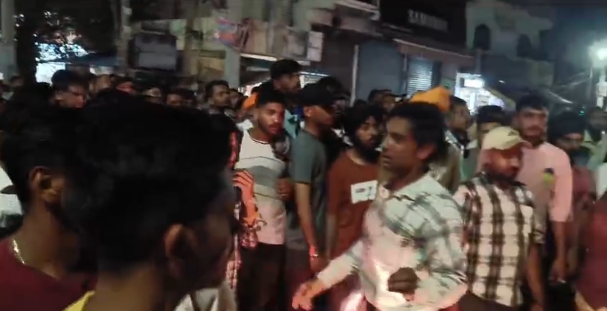 थाने पर भीड़ ने लगाया जाम थाने पर भीड़ ने लगाया जाम