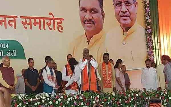 भाजपा में शामिल हाेते पूर्व मुख्यमंत्री चंपाई सोरेन साथ में भाजपा नेता भाजपा में शामिल हाेते पूर्व मुख्यमंत्री चंपाई सोरेन साथ में भाजपा नेता