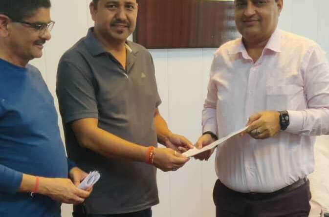 ज्ञापन देते खनन कारोबारी ज्ञापन देते खनन कारोबारी