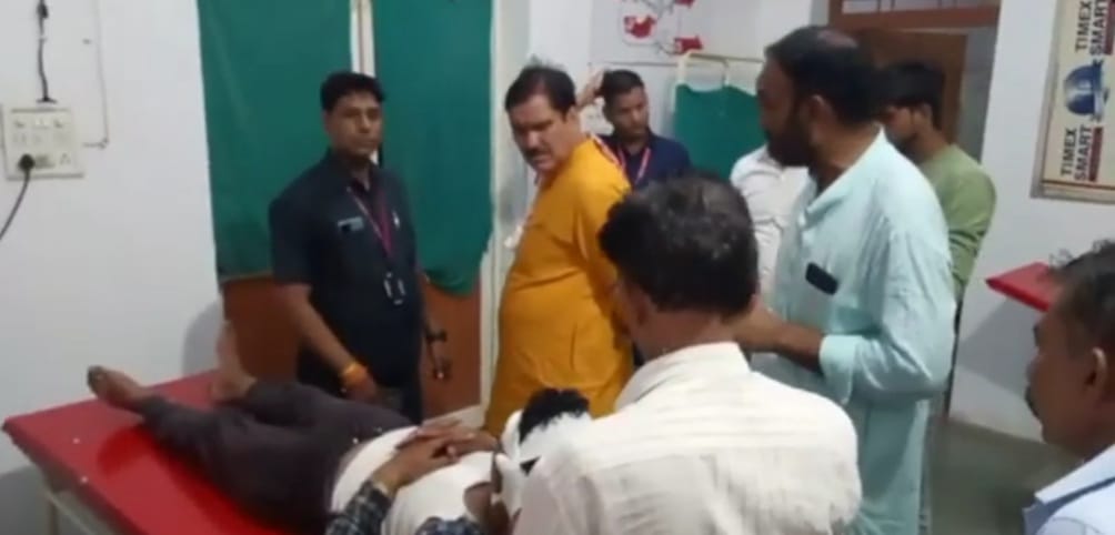 दो युवक घायल,राज्यमंत्री टेटवाल ने पहुंचाया अस्पताल दो युवक घायल,राज्यमंत्री टेटवाल ने पहुंचाया अस्पताल