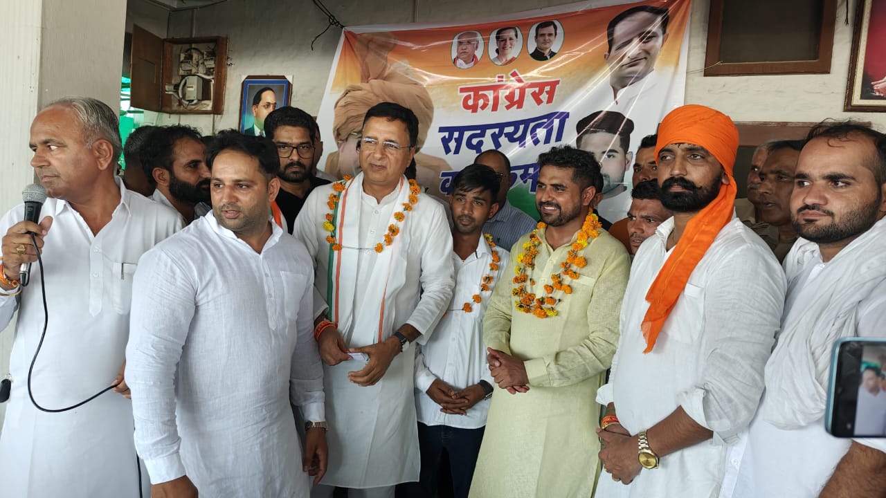 रणदीप सुरजेवाला की अगुवाई में साथियों सहित कांग्रेस में शामिल होने का ऐलान करते हुए इंडियन नेशनल लोकदल नेता दीप बालू रणदीप सुरजेवाला की अगुवाई में साथियों सहित कांग्रेस में शामिल होने का ऐलान करते हुए इंडियन नेशनल लोकदल नेता दीप बालू