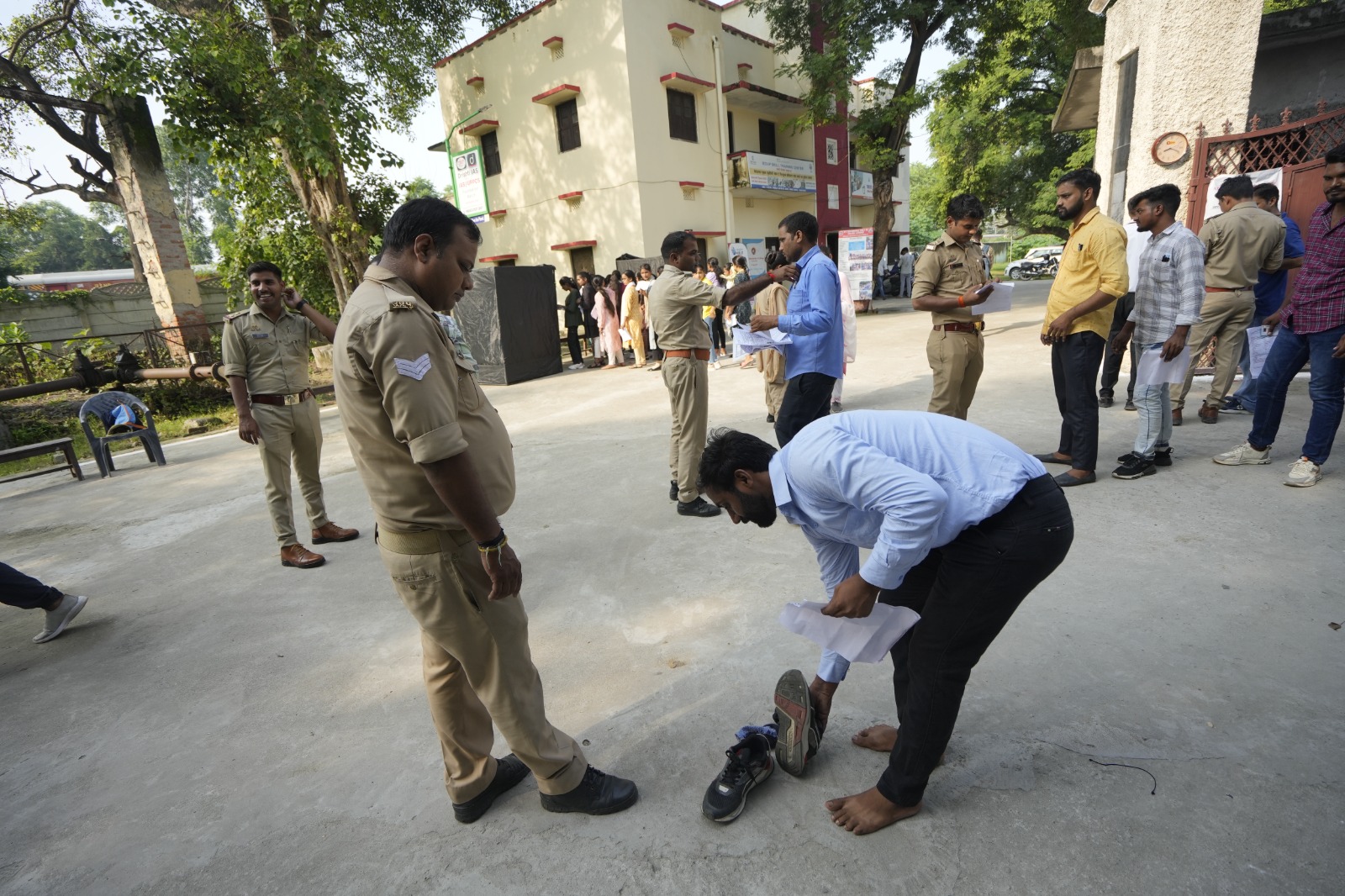 अभर्थियों की चेकिंग करते सुरक्षा कर्मी अभर्थियों की चेकिंग करते सुरक्षा कर्मी