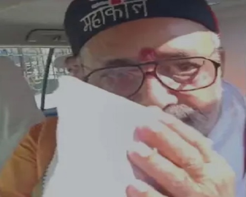 केंद्रीय मंत्री गिरिराज सिंह अपने लोकसभा क्षेत्र के बलिया में लोगों की बात सुनते के दौरान