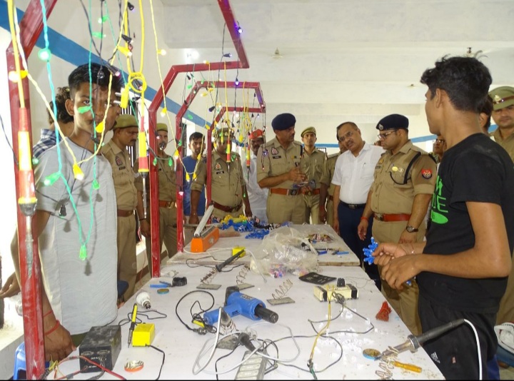 कन्नौज: जेल के कौशल विकास केंद्र में हो रहे उत्पाद की डीएम- एसपी ने की सराहना कन्नौज: जेल के कौशल विकास केंद्र में हो रहे उत्पाद की डीएम- एसपी ने की सराहना