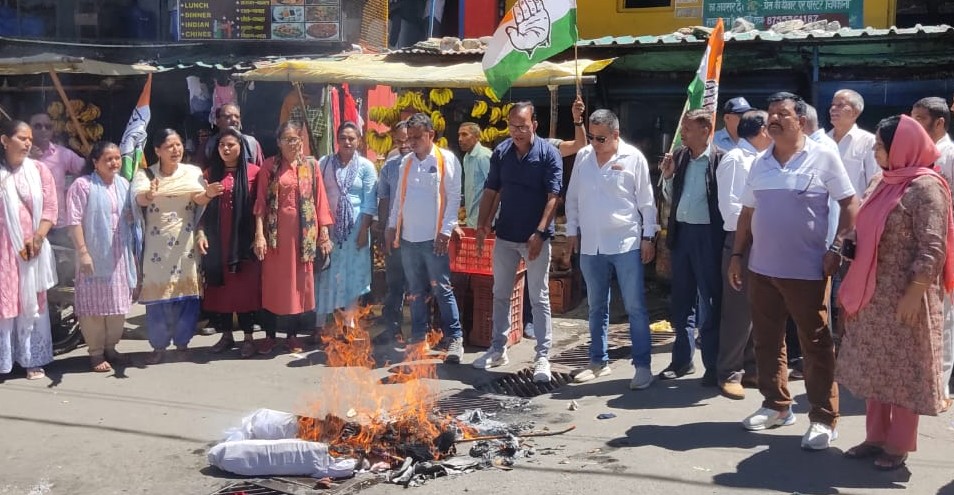 गोपेश्वर में राज्य में बढ़ते महिला अपराधों को लेकर प्रदेश सरकार का पुतला दहन करते हुए कांग्रेस कार्यकर्ता। गोपेश्वर में राज्य में बढ़ते महिला अपराधों को लेकर प्रदेश सरकार का पुतला दहन करते हुए कांग्रेस कार्यकर्ता।