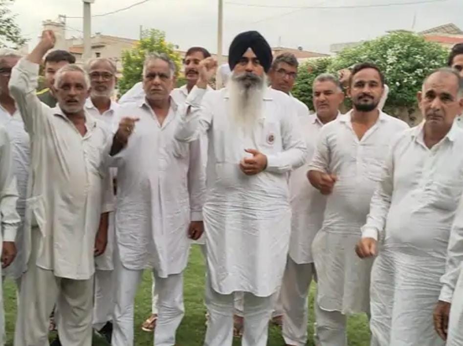 बीमा कंपनी के खिलाफ रोष जताते हुए किसान बीमा कंपनी के खिलाफ रोष जताते हुए किसान