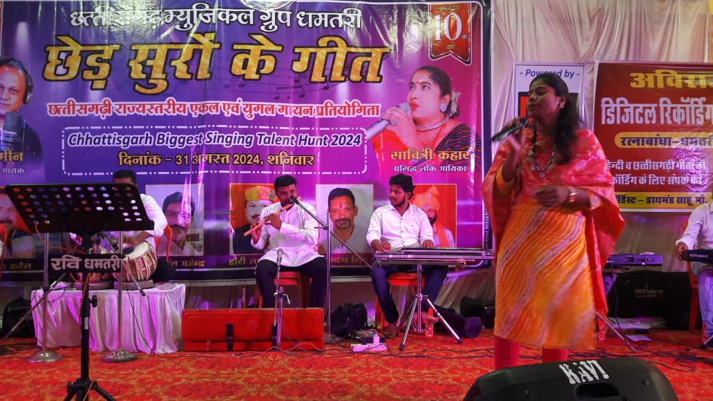 कार्यक्रम में प्रस्तुति देती हुई महिला प्रतिभागी। कार्यक्रम में प्रस्तुति देती हुई महिला प्रतिभागी।