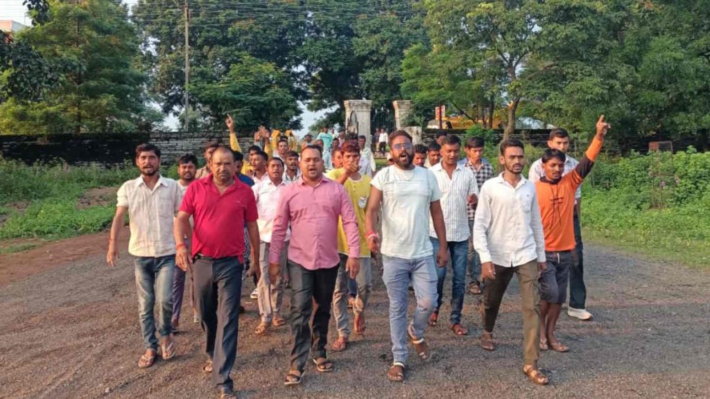 लापरवाही से हुई बच्ची की मौत से आक्रोशित ग्रामीण लापरवाही से हुई बच्ची की मौत से आक्रोशित ग्रामीण