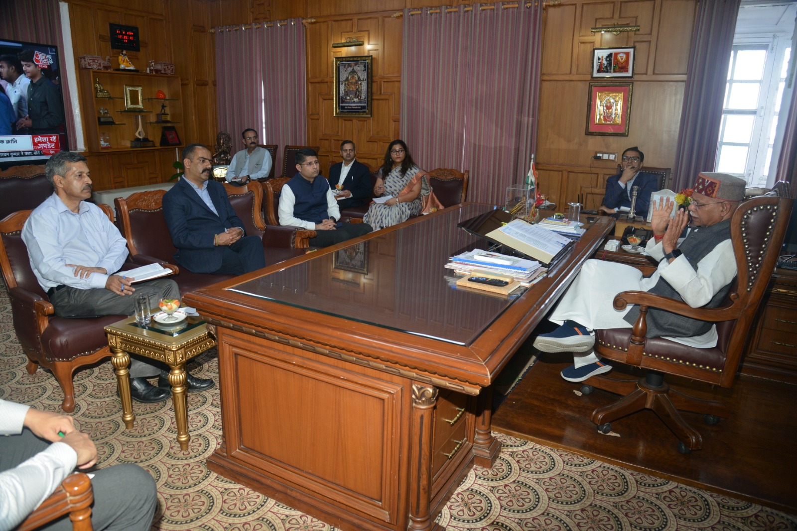 राज्यपाल शुक्ल राजभवन में बैठक करते हुए राज्यपाल शुक्ल राजभवन में बैठक करते हुए