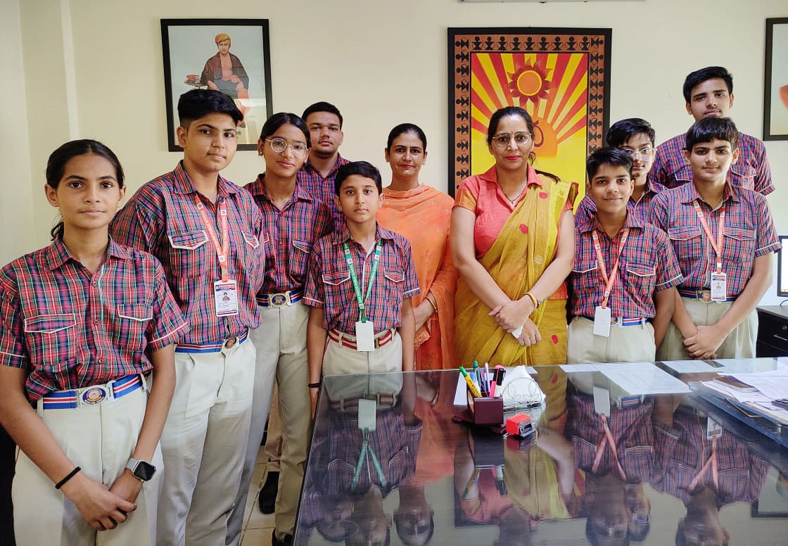 31 Snp- 4 सोनीपत: पदक विजेता छात्रों के साथ प्रधानाचार्या सविता धनखड़ 31 Snp- 4 सोनीपत: पदक विजेता छात्रों के साथ प्रधानाचार्या सविता धनखड़