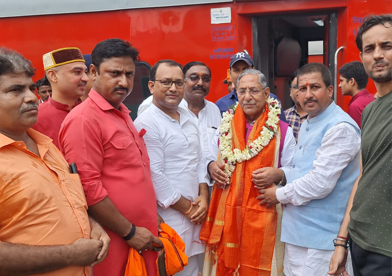 विस अध्यक्ष का स्वागत करते भाजपा कार्यकर्ता विस अध्यक्ष का स्वागत करते भाजपा कार्यकर्ता