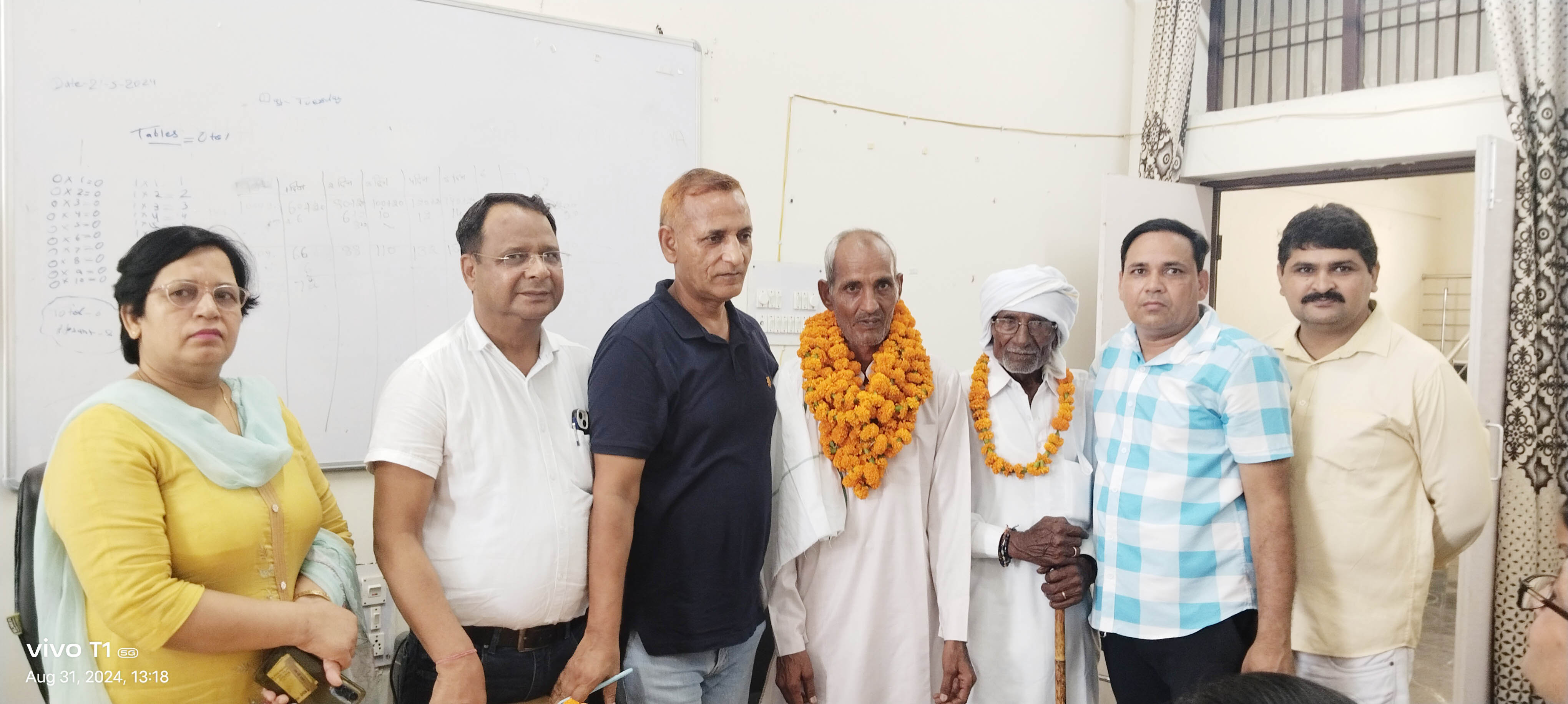 सेवानिवृत कर्मचारी को सम्मानित करते सीएचसी प्रभारी डा. जितेंद्र शर्मा, राजेश व निरीक्षक रमेश शर्मा। सेवानिवृत कर्मचारी को सम्मानित करते सीएचसी प्रभारी डा. जितेंद्र शर्मा, राजेश व निरीक्षक रमेश शर्मा।