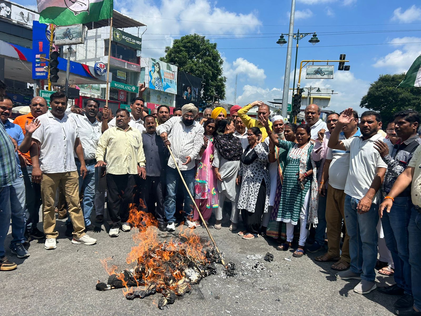 Congress burnt the effigy of the government against crimes against women Congress burnt the effigy of the government against crimes against women