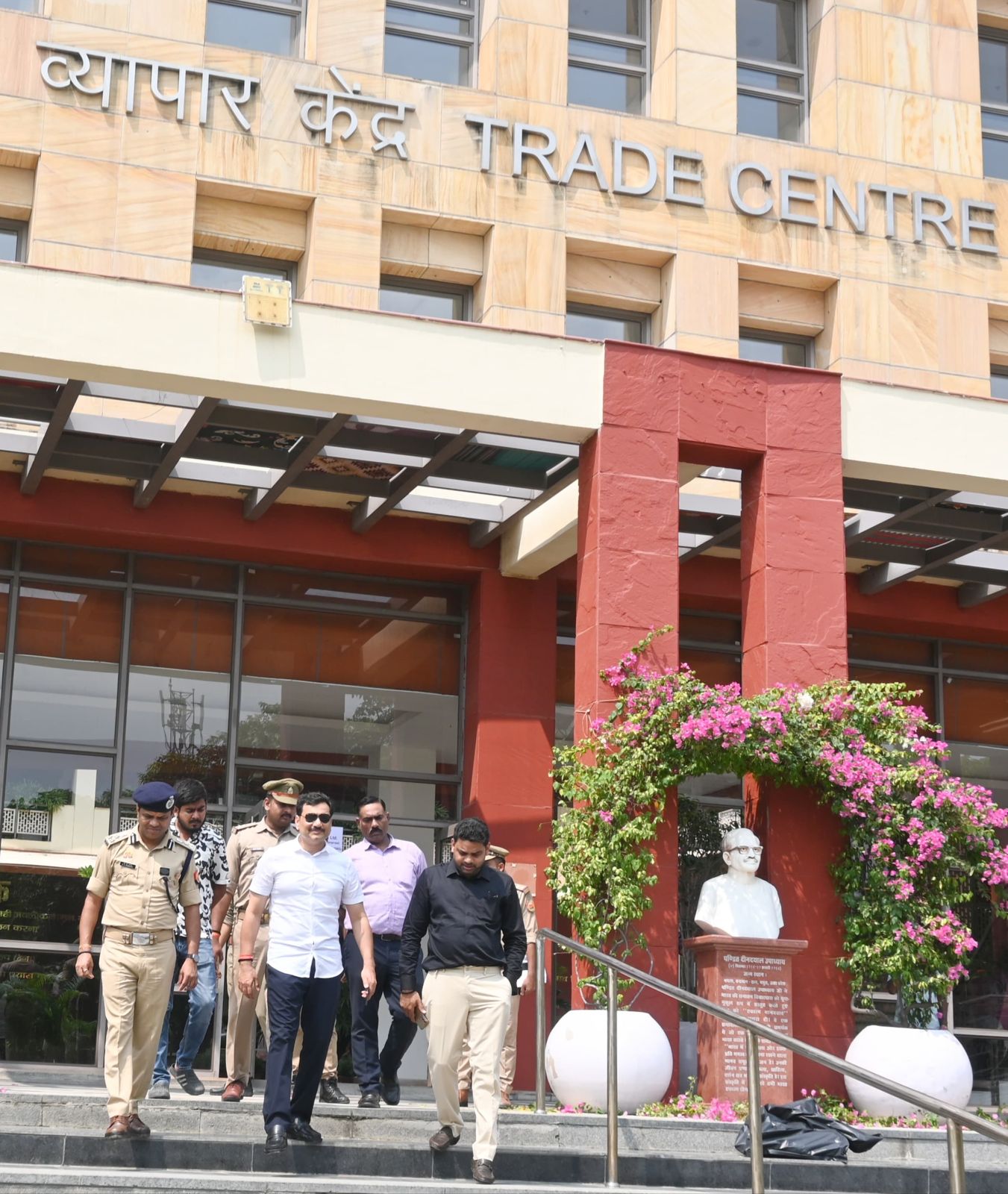 मुख्यमंत्री के कार्यक्रम स्थल का निरीक्षण करते पुलिस अफसर: फोटो बच्चा गुप्ता मुख्यमंत्री के कार्यक्रम स्थल का निरीक्षण करते पुलिस अफसर: फोटो बच्चा गुप्ता