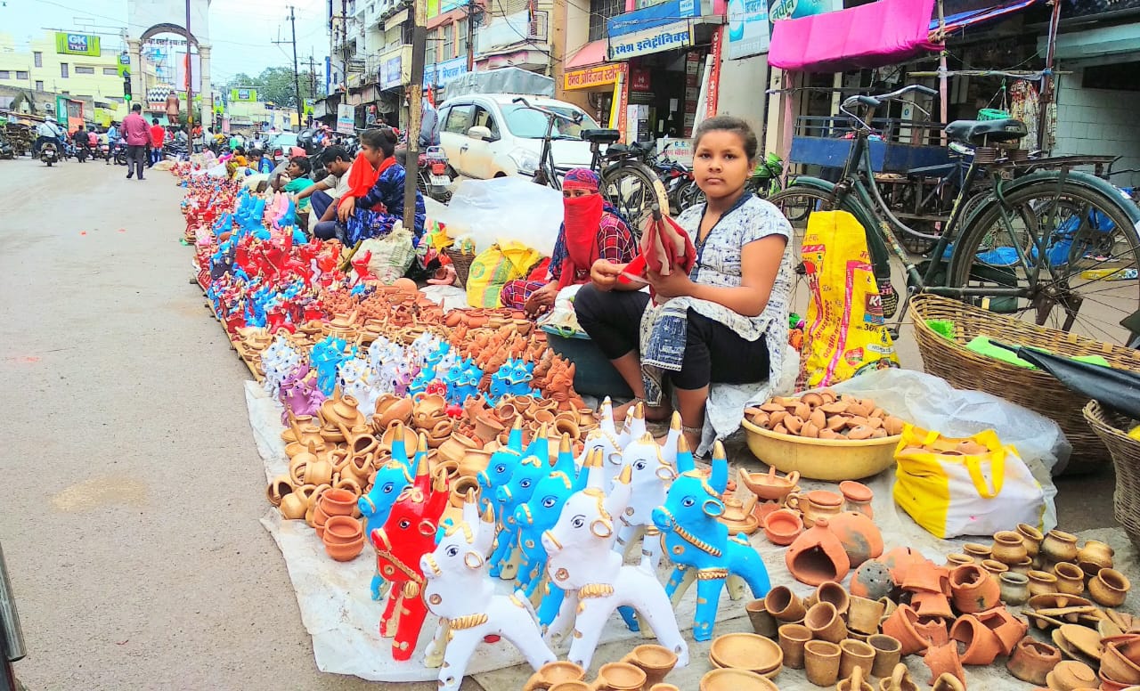 शहर के बाजार में बिक रहे नांदिया बैल और मिट्टी के खिलौने। शहर के बाजार में बिक रहे नांदिया बैल और मिट्टी के खिलौने।