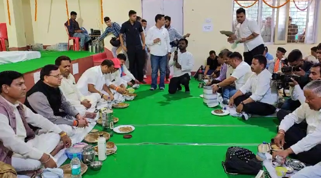 सहभोज कार्यक्रम में प्रतीक्षा करते मुख्यमंत्री सहभोज कार्यक्रम में प्रतीक्षा करते मुख्यमंत्री