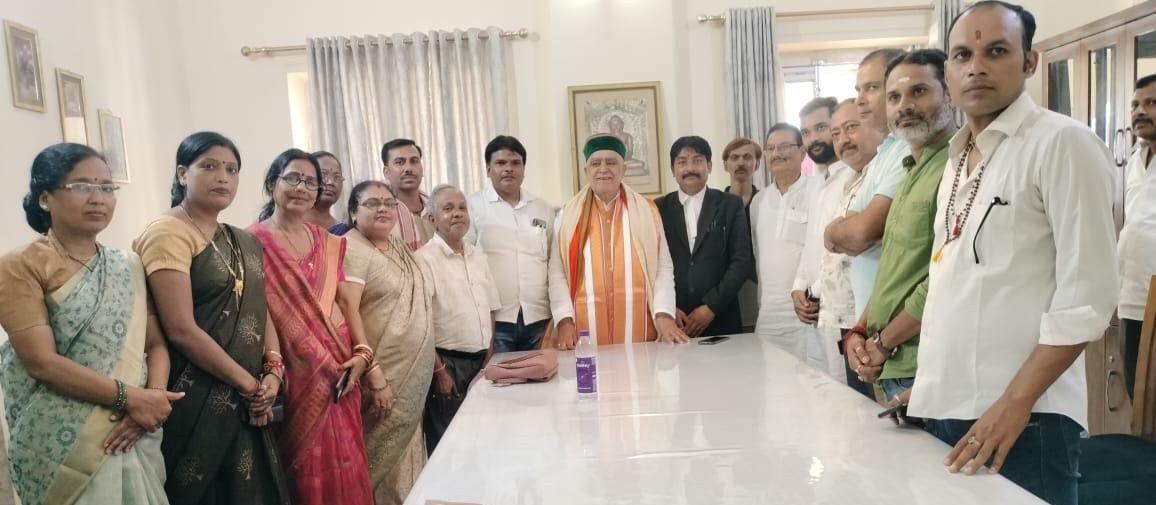 बैठक करते पूर्व केंद्रीय मंत्री बैठक करते पूर्व केंद्रीय मंत्री