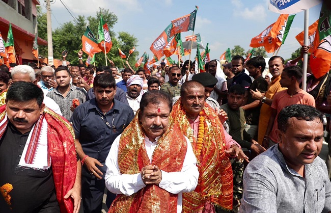 भाजपा प्रदेश अध्यक्ष दिलीप जयसवाल बिहार के मुजफ्फरपुर में कार्यकर्ताओं के साथ