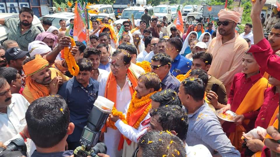 भाजपा प्रदेश अध्यक्ष का स्वागत करते कार्यकर्ता भाजपा प्रदेश अध्यक्ष का स्वागत करते कार्यकर्ता