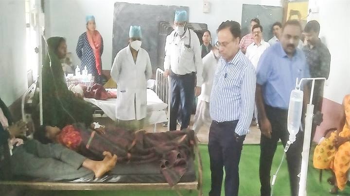 रायसेनः कलेक्टर ने ग्राम तिनघरा पहुंचकर उल्टी दस्त से पीड़ित ग्रामीणों के घर घर जाकर किया संवाद रायसेनः कलेक्टर ने ग्राम तिनघरा पहुंचकर उल्टी दस्त से पीड़ित ग्रामीणों के घर घर जाकर किया संवाद