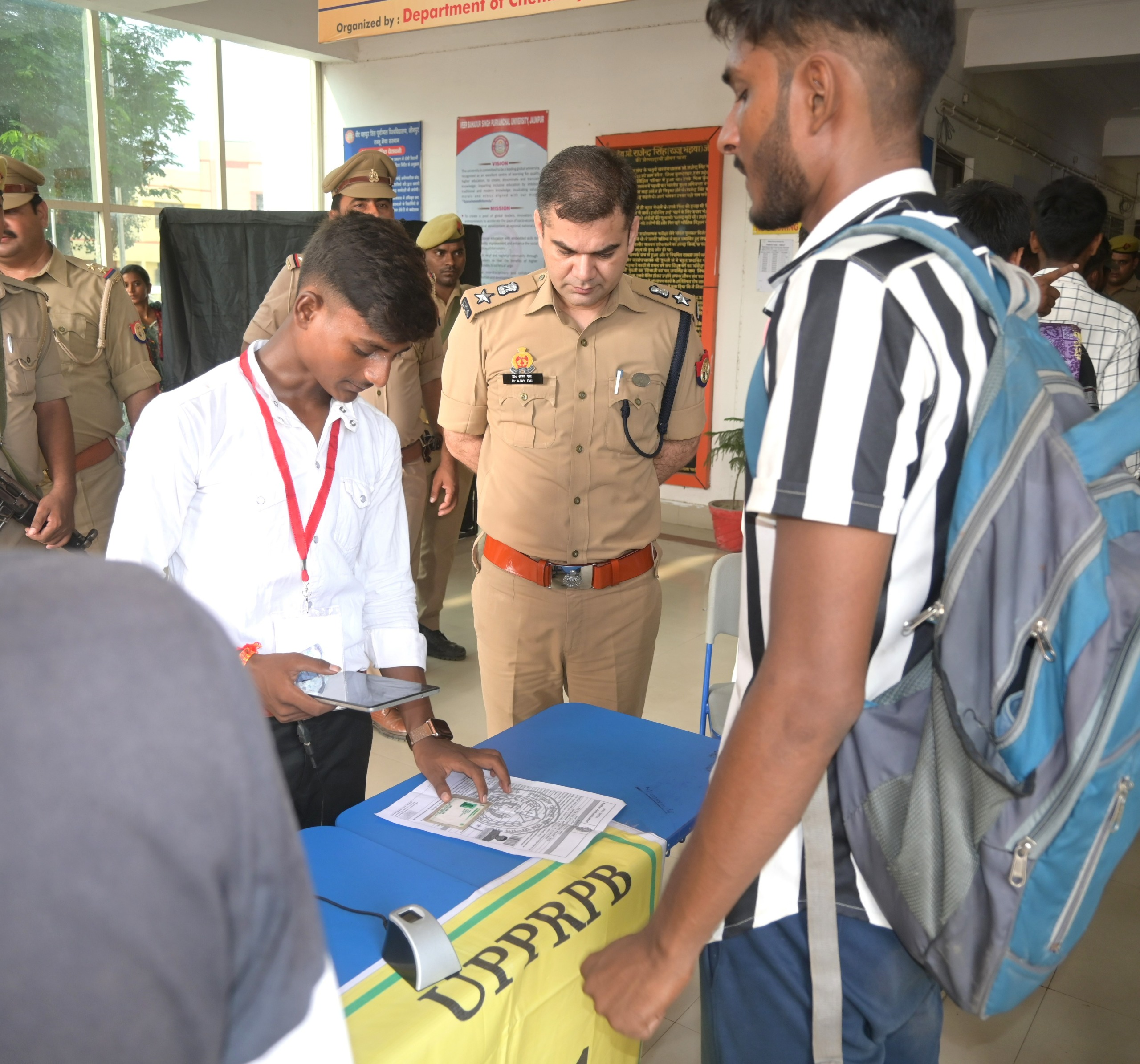 दूसरे चरण में आज की आखिरी आरक्षी भर्ती परीक्षा निगरानी व्यवस्था की गई कड़ी दूसरे चरण में आज की आखिरी आरक्षी भर्ती परीक्षा निगरानी व्यवस्था की गई कड़ी