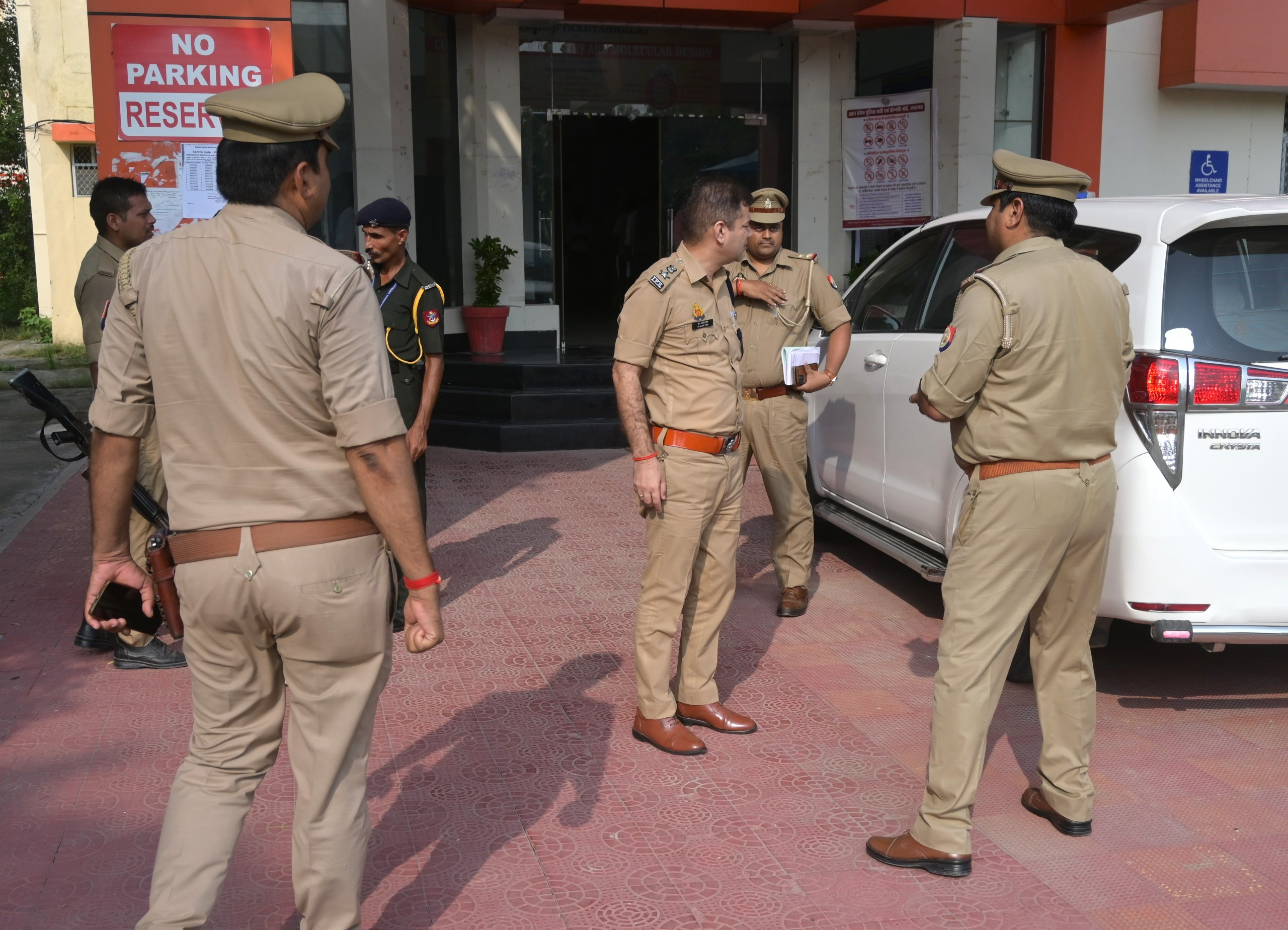 दूसरे चरण में आज की आखिरी आरक्षी भर्ती परीक्षा निगरानी व्यवस्था की गई कड़ी दूसरे चरण में आज की आखिरी आरक्षी भर्ती परीक्षा निगरानी व्यवस्था की गई कड़ी