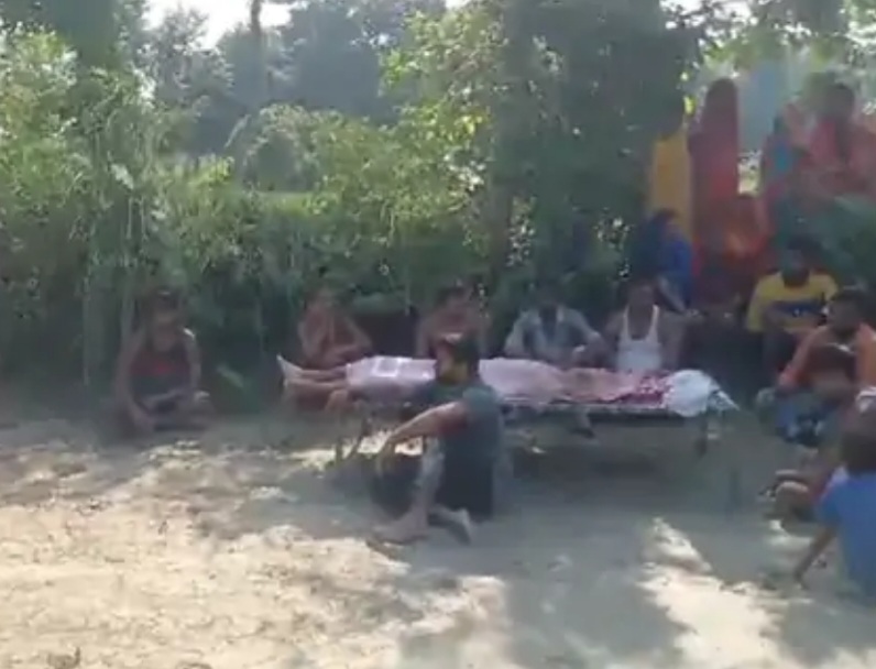 मृतक के शव के पास विलाप करते परिजन मृतक के शव के पास विलाप करते परिजन