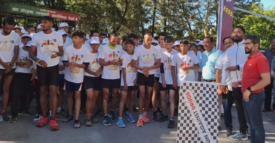 गोपेश्वर में नशामुक्ति अभियान के लिए मैराथन दौड़ को हरी झंडी दिखाते हुए सीडीओ। गोपेश्वर में नशामुक्ति अभियान के लिए मैराथन दौड़ को हरी झंडी दिखाते हुए सीडीओ।