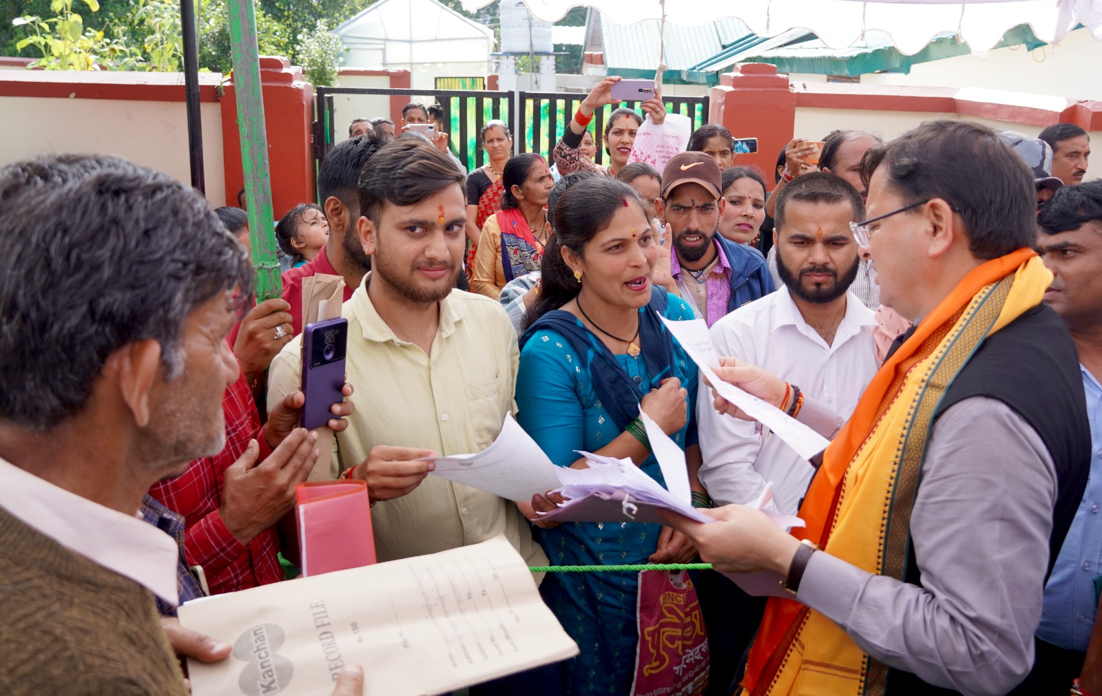 जनता और वरिष्ठ जनों से संवाद करते हैं मुख्यमंत्री जनता और वरिष्ठ जनों से संवाद करते हैं मुख्यमंत्री