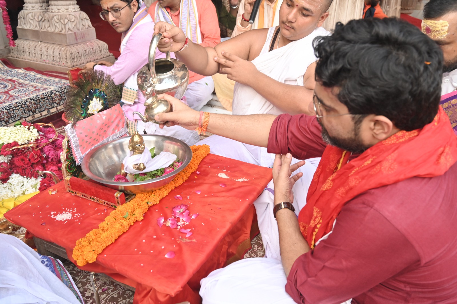 श्री काशी विश्वनाथ धाम में लड्डू गोपाल की आराधना: फोटो बच्चा गुप्ता श्री काशी विश्वनाथ धाम में लड्डू गोपाल की आराधना: फोटो बच्चा गुप्ता