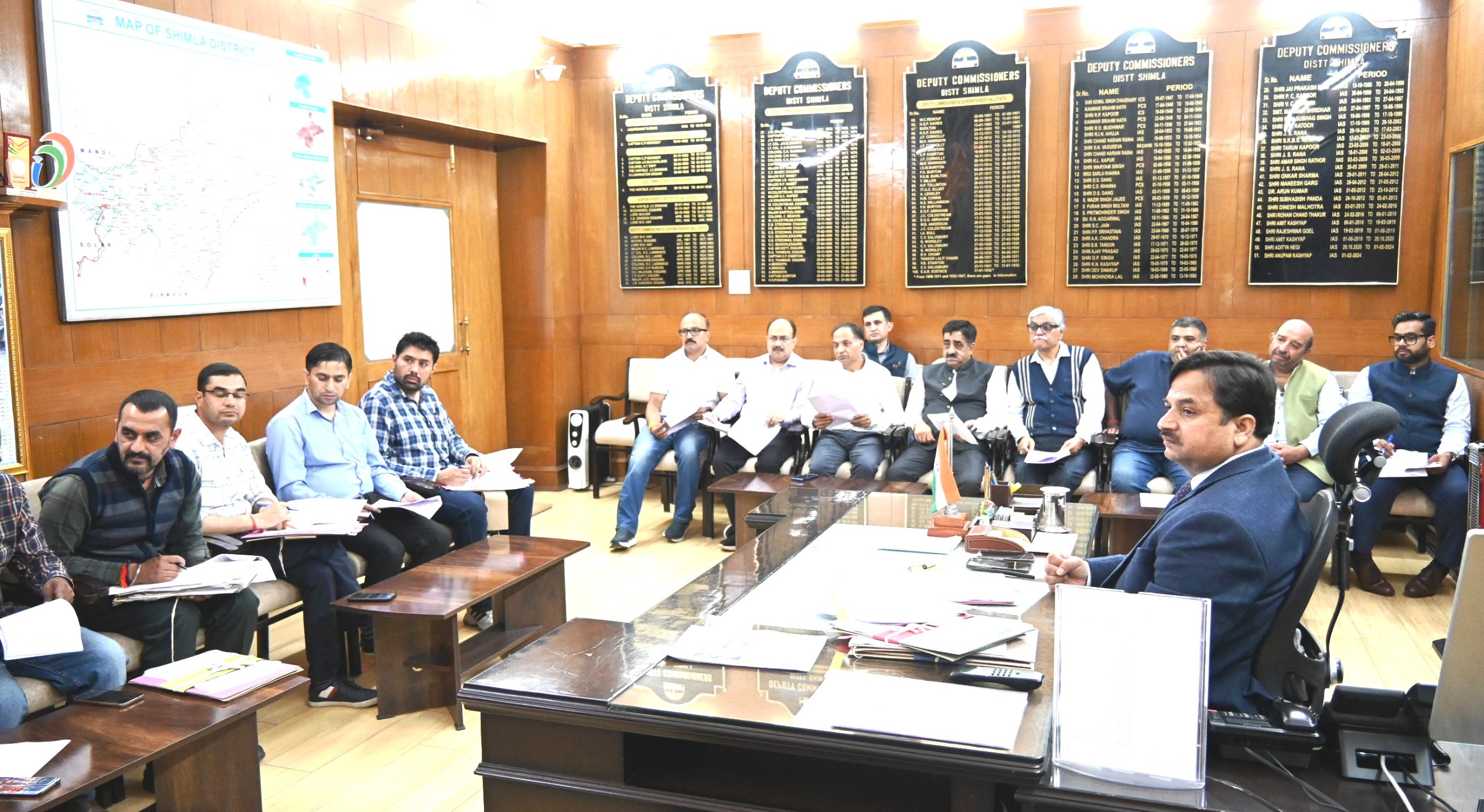 शिमला के उपायुक्त बैठक लेते हुए शिमला के उपायुक्त बैठक लेते हुए