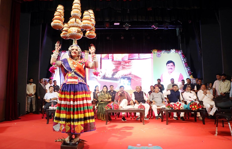 समाधि बनाते हो, लोग चादर चढ़ा देते हैं... पुरखे हमारे, फायदा कोई और लेते हैं: सीएम मोहन यादव समाधि बनाते हो, लोग चादर चढ़ा देते हैं... पुरखे हमारे, फायदा कोई और लेते हैं: सीएम मोहन यादव